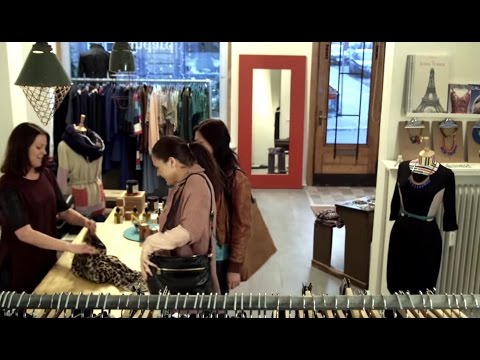 Medverkar som besökare på utställning, ca. 1:35 in i filmen börjar det.