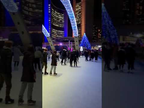 Skating at Nathan Phillip Square Toronto | #toronto #canada