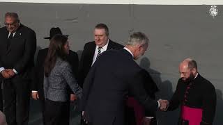 Sus Majestades los Reyes muestran su respeto por las personas que fallecieron en el mar, los días 30 y 31 de julio