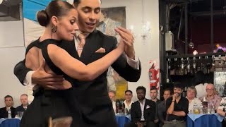 这扑面而来的能量，果然还是现场看过瘾啊💃：Suyay Quiroga y Jonny Carvajal 🎵La Espuela-D’Arienzo