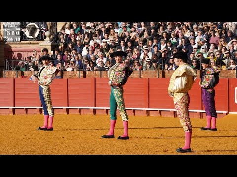 SEVILLA 2024 - Dom. de Resurrección | Paseíllo completo de Morante, Castella y Roca Rey - 31/03/24