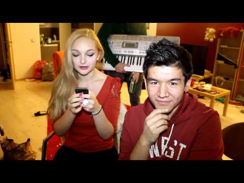 Christina Delaney uráží Raega.