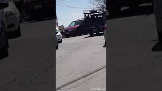 اطفال يتناولون بقايا حلويات الكيك بالقرب من مجمع جبر في عمان الغربية