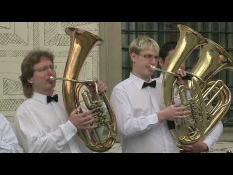 ŽADOVJÁCI - Pod jednou střechou