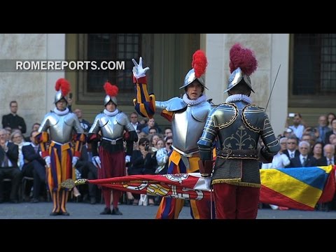Espectacular ceremonia de juramento de los nuevos guardias suizos