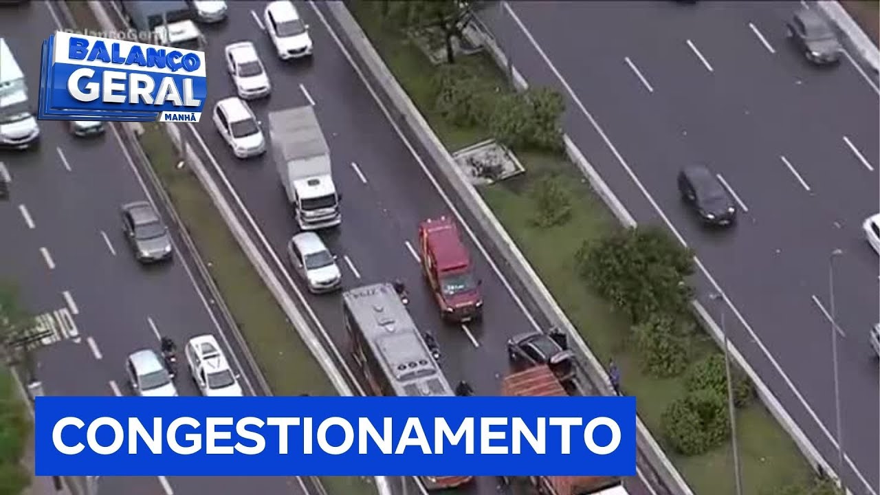 Acidente entre carro e caminhão provoca pelo menos 3 km de congestionamento na Marginal Tietê