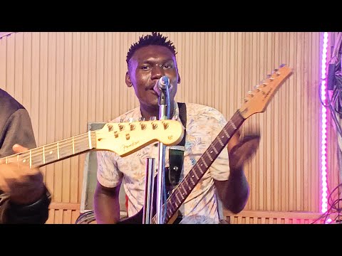 KALUMA MWANAA DAWA PERFORMING HIS SONG NZENG'AA MUNO LIVE AT CAPTAIN LOUNGE @KinyaeKioko 