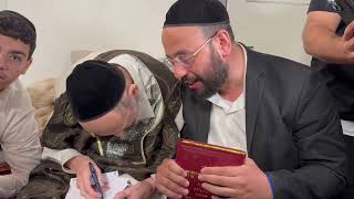 הרב דב קוק שליט"א בדברי ברכה למרן הראש"ל הרב יצחק יוסף שליט"א אחר קבלת הספר "ילקוט יוסף" ברכות  ח"ב (מורשת מרן) - התמונה מוצגת ישירות מתוך אתר האינטרנט יוטיוב. זכויות היוצרים בתמונה שייכות ליוצרה. קישור קרדיט למקור התוכן נמצא בתוך דף הסרטון