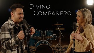 Kadr z teledysku Divino Compañero (En Vivo) tekst piosenki Karina Moreno
