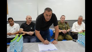 מפתחים את דור העתיד של הפיקוד הצבאי: ביקור מנכ"ל משרד הביטחון וסגן הרמטכ"ל בפנימייה הצבאית בחיפה (עדכוני משרד הביטחון) - התמונה מוצגת ישירות מתוך אתר האינטרנט יוטיוב. זכויות היוצרים בתמונה שייכות ליוצרה. קישור קרדיט למקור התוכן נמצא בתוך דף הסרטון