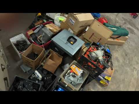 Bought a Storage Unit at Auction… and Found a Locked Safe Inside!