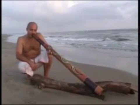 Papi Moreno - didgeridoo at the sea