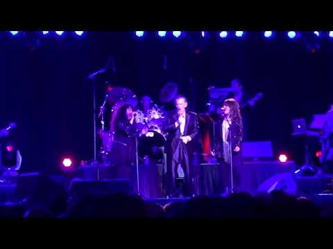 Ronnie Dove perfoms with Brenda Lee