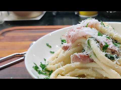 How to Make Creamy Pasta Carbonara with Spinach