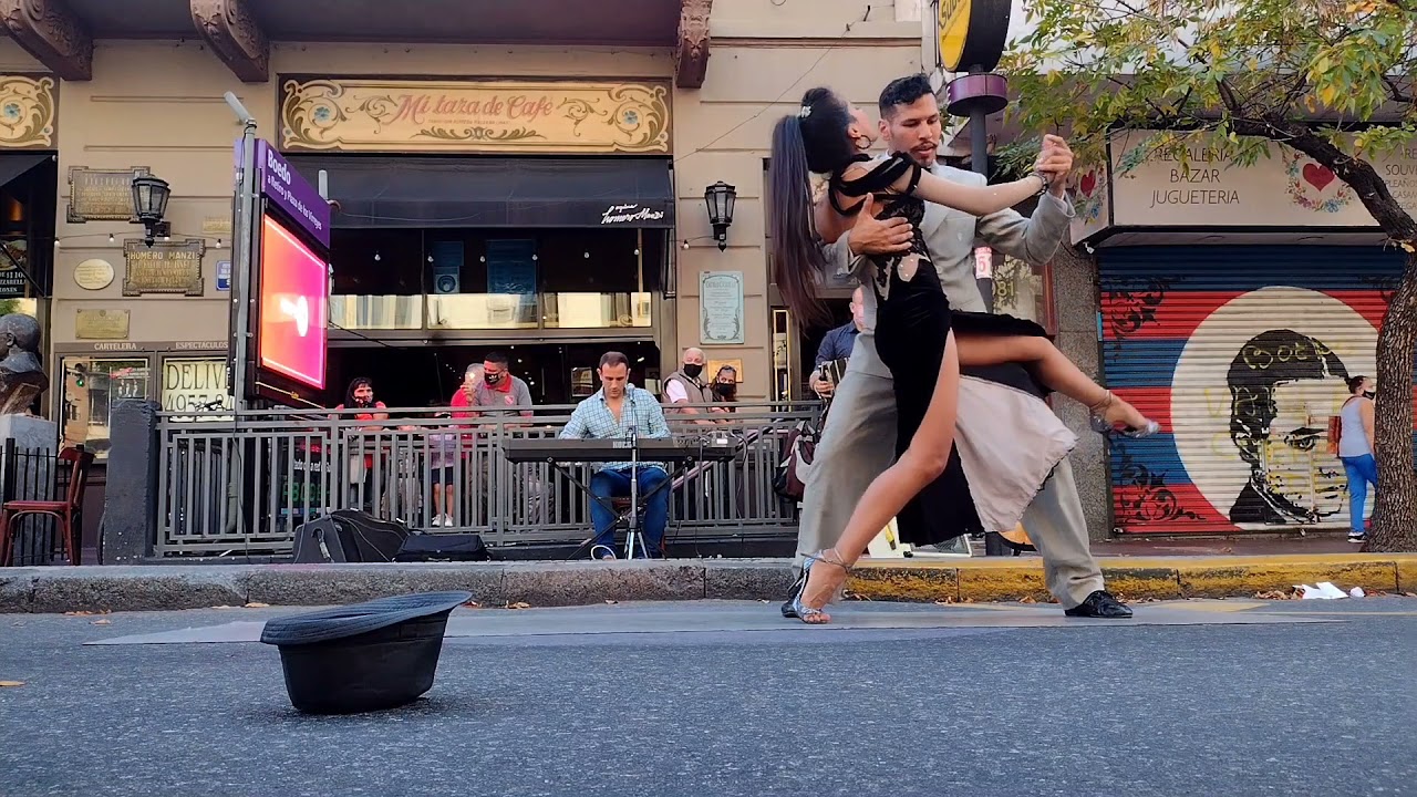 Jésica Gómez y Rodrigo Hernán Saucedo bailan en la esquina de Homero Manzi.