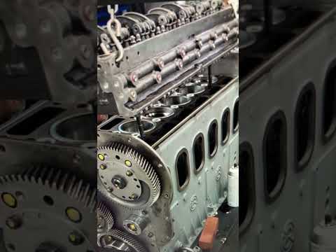 Lowering The Cinder Head Onto The Block (Detroit Diesel 671) #shorts #detroitdiesel #dieselpropower