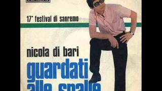 Kadr z teledysku Guardati alle spalle tekst piosenki Nicola Di Bari