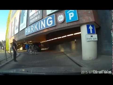 Blondynka z rowerami na dachu :)