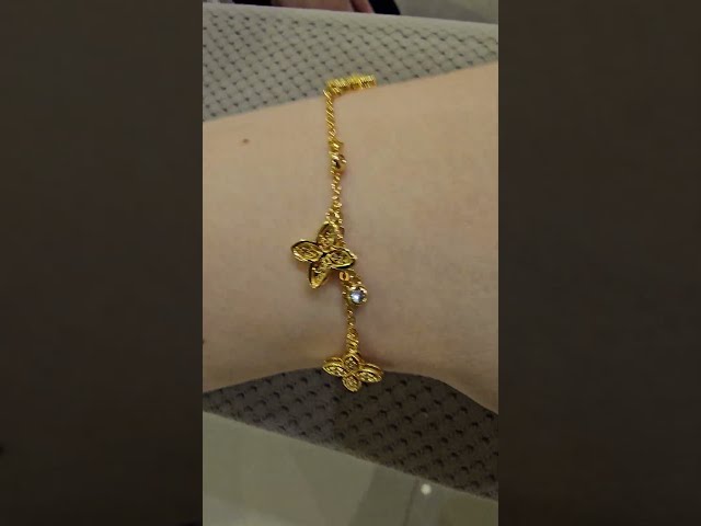 اسوارة روبرتو كوين وردات ذهبية عيار 18 مرصعة باحجا...