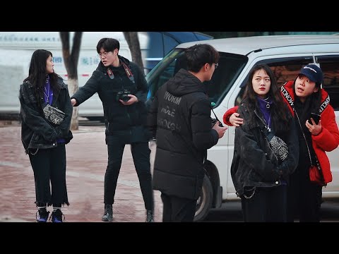 當女生因拒絕街拍而遭辱罵，路人都看不下去了：說不拍就不拍！