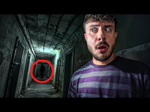 Ich verbringe eine Nacht in einem verlassenen Gefängnis: Plötzlich hörten wir Schritte!