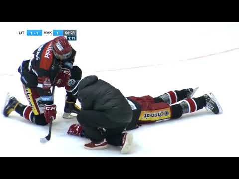 Tipsport extraliga 2018/19 34. kolo Litvínov - Hradec Králové, ostrý atak na Radovana Pavlíka.