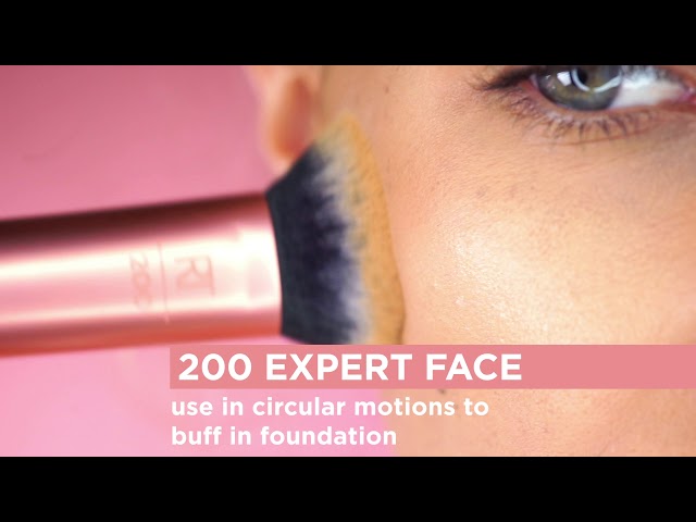 Vídeo relacionado con Real Techniques Expert Face Makeup Brush, For Liquid and Cream Foundation, Blush, and Bronzer, Buildable Coverage for Base Makeup, Dense, Synthetic Bristles, Vegan and Cruelty-Free, 1 Count