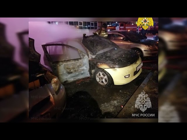 В Иркутске на бульваре Постышева подожгли автомобиль