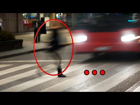 une fille traverse la route sans regarder...