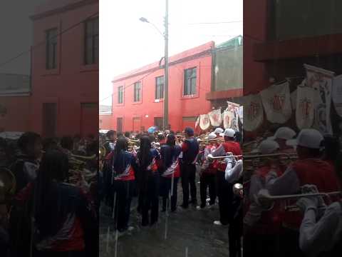 Fervor cívico aún en la fuerte lluvia en Quetzaltenango festival de Bandas del Colegio San José Xela