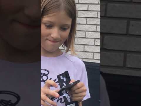 Det kom jätte stor skalbagge i min kompis hår!