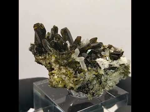 EPIDOTA y CUARZO, San Felipe, Gran Chimu, La Libertad, Perú #silvamiguelminerals #crystals