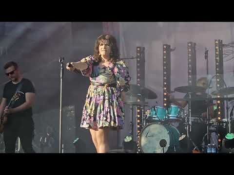 Suvi Teräsniska,  Pahalta piilossa, live @tangomarkkinat  2023