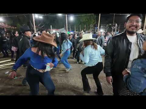 AÍ SE GOZA BAILANDO "AMORES DE MONTAÑA" EN  ABASOLO - VELOZ DE LA SIERRA