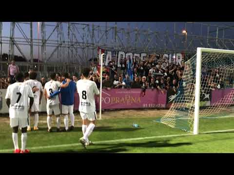 CF Fuenlabrada celebra su triunfo con la afición