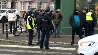 Wideo1: Protest przeciwko powstaniu deptaka na ul. Bohaterów Westerplatte we Wschowie. Interweniowały służby