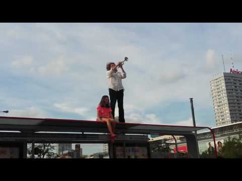 Zbigniew Wodecki gra na przystanku w Centrum Warszawy 2016