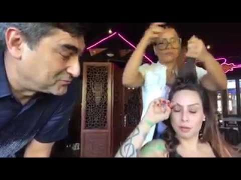 Zeca Camargo nos bastidores da gravação do clipe de 'Na Pele' com Pitty e Elza Soares