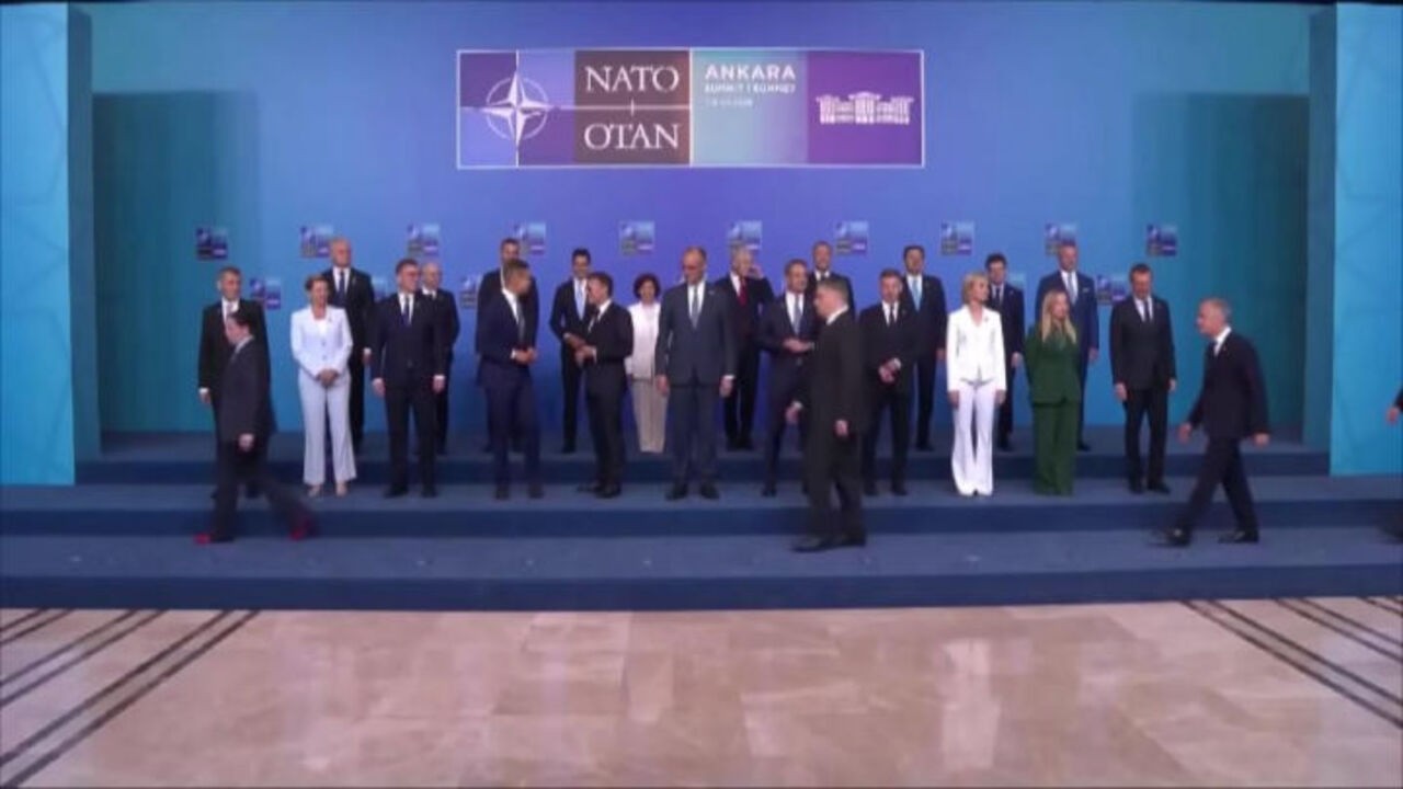 Rutte indica a Trump le sneakers bianche di Edi Rama, siparietto durante la foto di rito ad Ankara