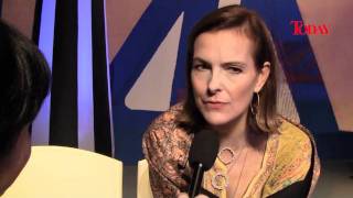 Кароль Буке дает интервью в Сингапуре