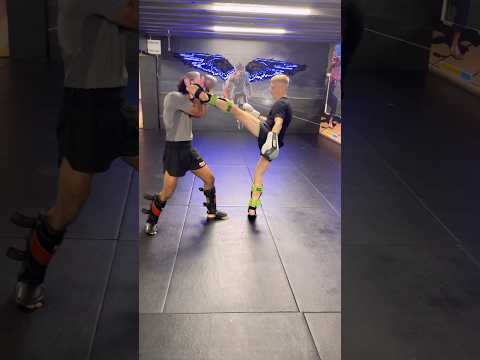 Muay Thai Training – Fast Question Mark Kicks with Paul Karpowicz