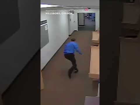 Murder suspect escapes courthouse after having restraints removed #Shorts