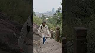 带儿爬狮山 俯览姑苏城