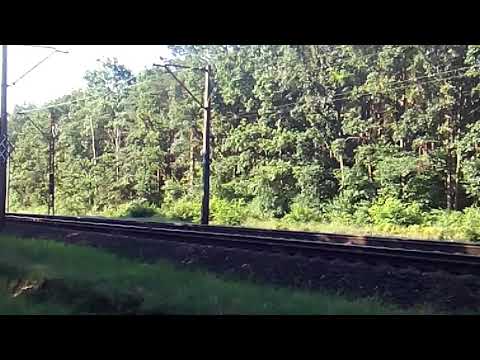 Eu07 osobowy pociąg ma wolny przelot zielone swiatło wolna