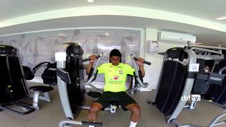 Trio trabalha duro na Granja Comary