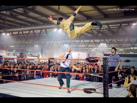 Ghostbusters Wrestler vs Corleone WRESTLING MATCH - Cartoomics 2017 - Milan, Italy