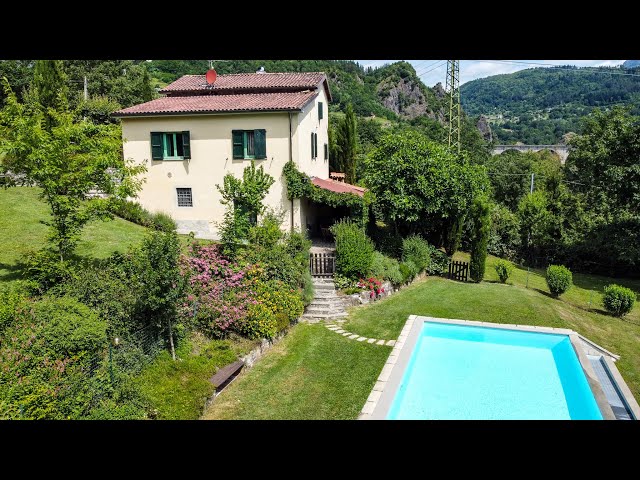 CAPRIFOGLIO - Tuscan farmhouse with stunning views, garden with orchard and swimming pool