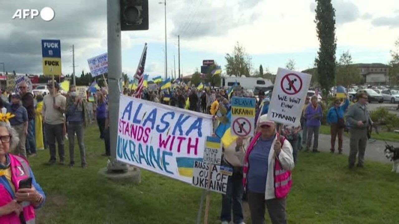 Abitanti dell'Alaska in protesta contro la visita di Putin negli Stati Uniti
