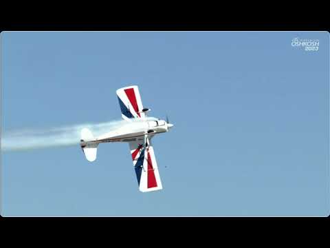 RJ Gritter's Decathlon aerobatic display @ Oshkosh (Friday) - Narrated by Pete Muntean
