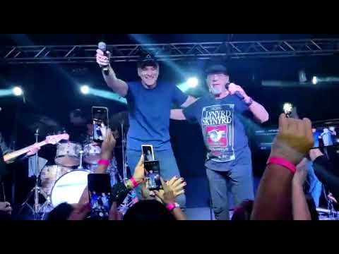 CESAR LEMOS FAZ SURPRESA E REENCONTRA OS FEVERS DEPOIS DE 30 ANOS